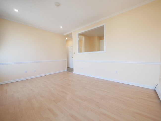 1383 Queen St E in Toronto, ON - Building Photo - Building Photo