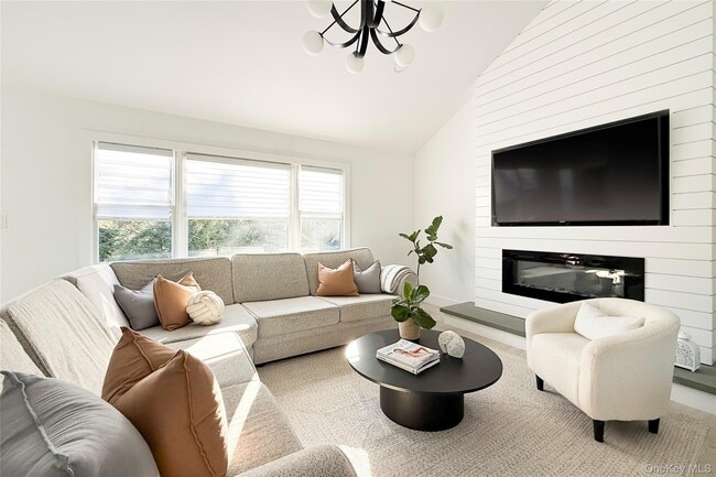 121 Ponquogue Ave in Hampton Bays, NY - Building Photo - Building Photo