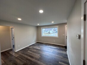 873 E Barrett Ave in Madison Heights, MI - Building Photo - Building Photo