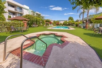 5301 Balboa Blvd, Unit D7 in Encino, CA - Foto de edificio - Building Photo