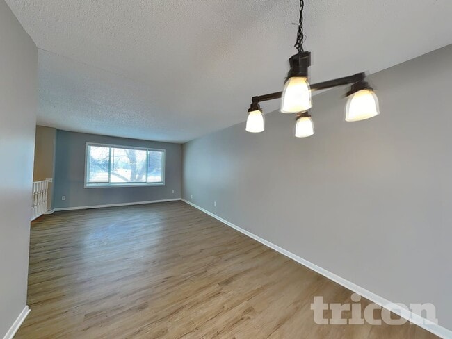 8301 Thomas Ave N in Minneapolis, MN - Foto de edificio - Building Photo