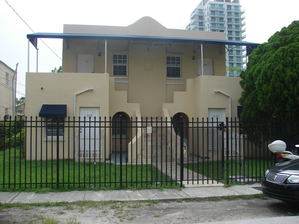 2336 NE 6th Ave in Miami, FL - Foto de edificio