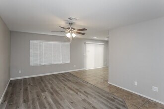 8064 Torremolinos Ave in Las Vegas, NV - Foto de edificio - Building Photo