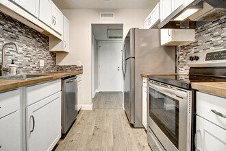 480 N Civic Dr, Unit 208  The Keys in Walnut Creek, CA - Foto de edificio - Building Photo