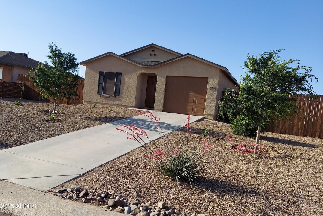 10128 W Century Dr in Arizona City, AZ - Building Photo