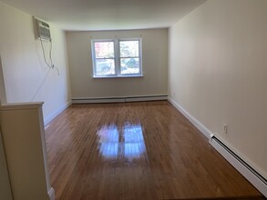 8 Reeve Pl in Brooklyn, NY - Building Photo - Interior Photo