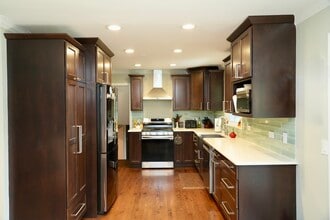 211 Sandalwood Dr in Naperville, IL - Foto de edificio - Building Photo