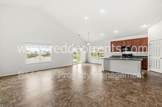 692 N Granite Dr in Fortville, IN - Foto de edificio - Building Photo