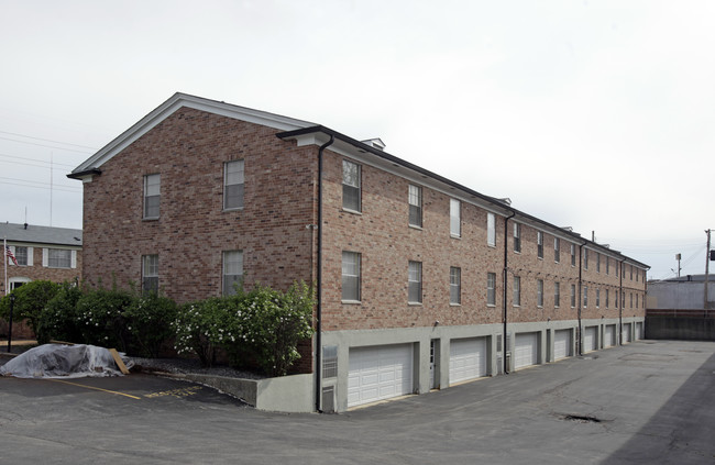 Colonial Village Apartments in Webster Groves, MO - Foto de edificio - Building Photo