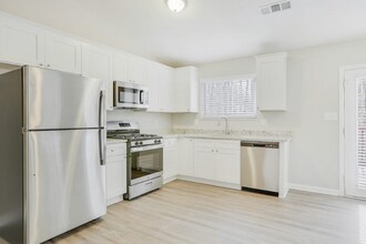 837 Forest Path in Stone Mountain, GA - Foto de edificio - Building Photo