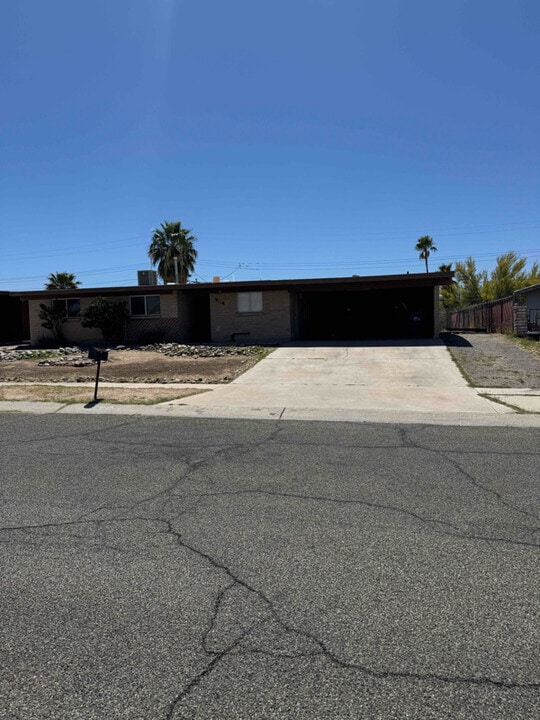 3301 W Calle Toronja in Tucson, AZ - Building Photo