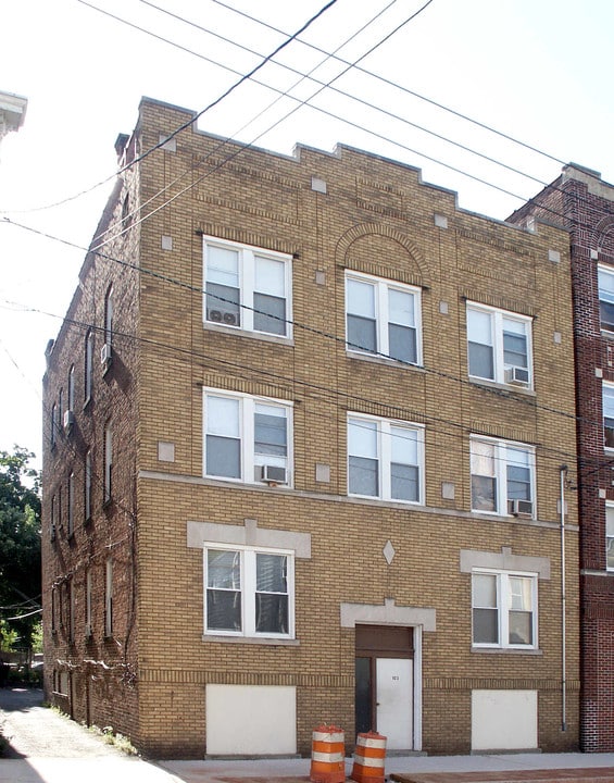 103 Pine St in Montclair, NJ - Foto de edificio