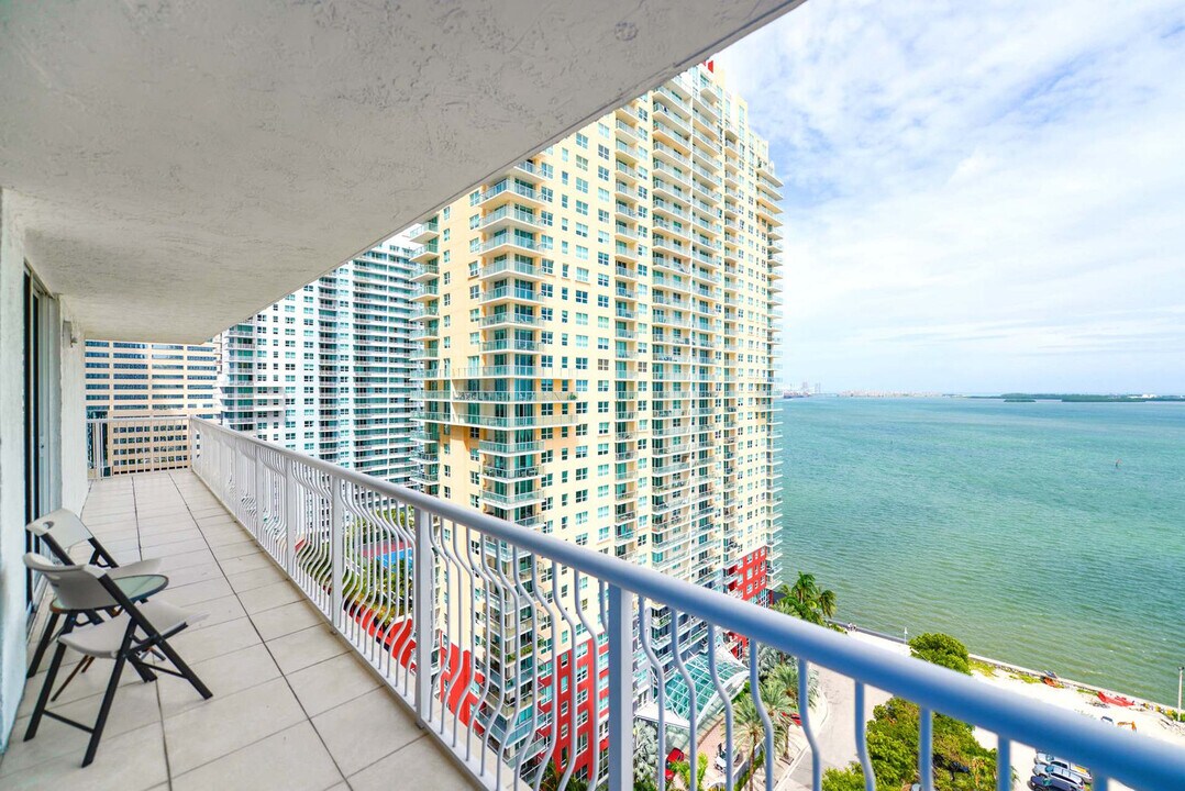 1200 Brickell Bay Dr in Miami, FL - Building Photo