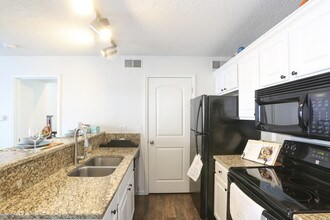 Pinegate in Merriam, KS - Foto de edificio - Interior Photo