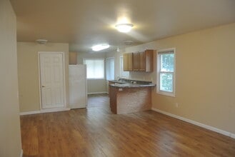 1040 W Central Ave in Minot, ND - Building Photo - Building Photo