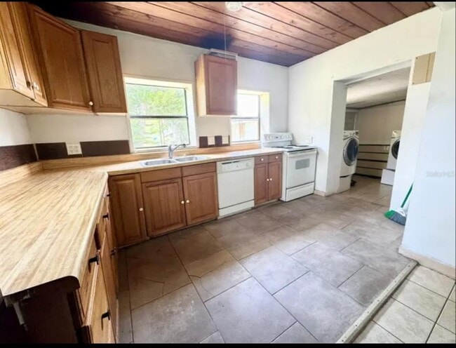 property at 2233 E Magnolia St