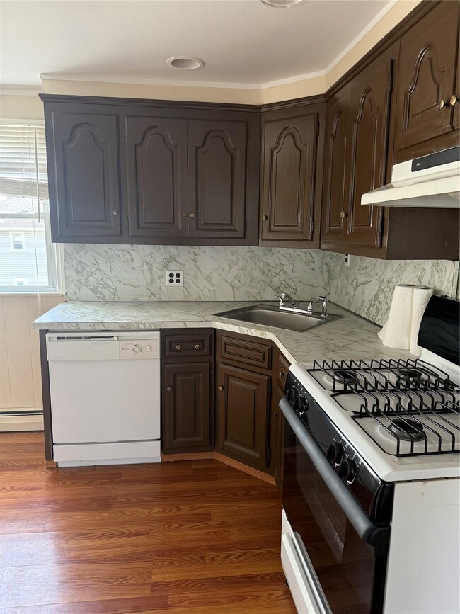 28 Lenox Ave in Westbury, NY - Building Photo - Building Photo