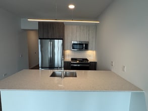 144 N Aberdeen St, Unit 1408 in Chicago, IL - Foto de edificio - Building Photo