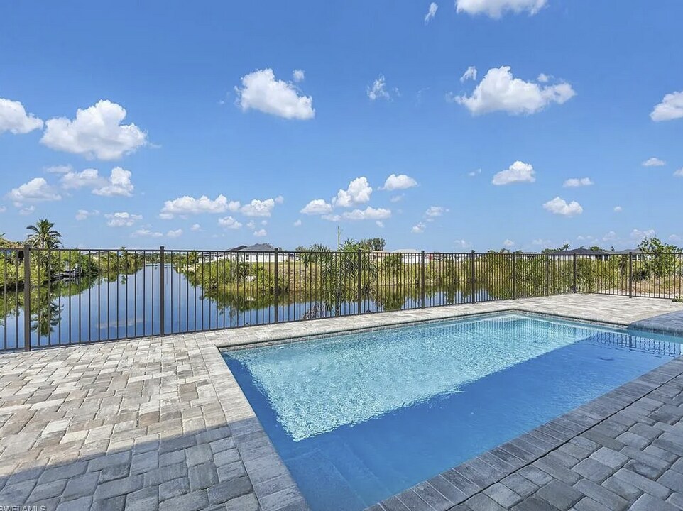 27 NW 30th Pl in Cape Coral, FL - Building Photo