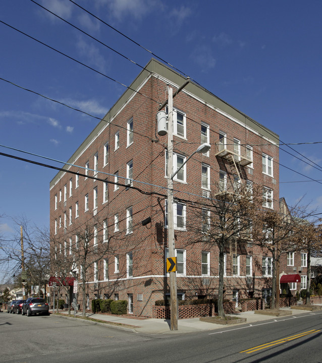 302 Longacre Ave in Woodmere, NY - Building Photo