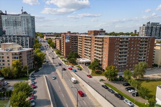 2525 Boul Cavendish in Montréal, QC - Building Photo - Building Photo