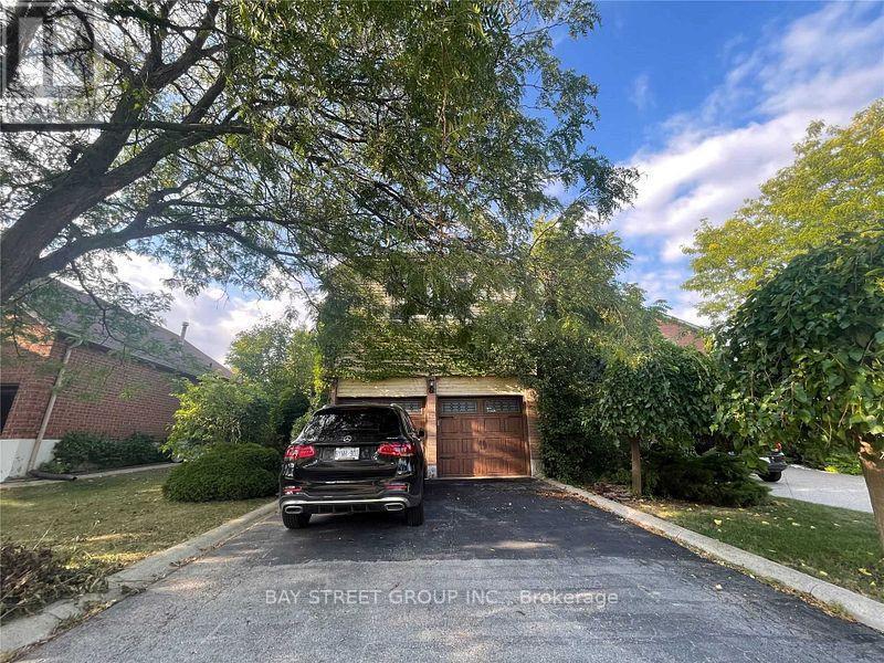 1028 Bridlewood Trail in Oakville, ON - Building Photo