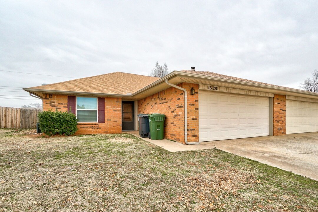 1320 Summerton Pl in Yukon, OK - Building Photo