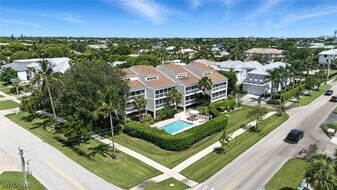 1050 9th St S in Naples, FL - Building Photo