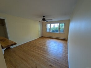 24 College St in Clinton, CT - Foto de edificio - Building Photo