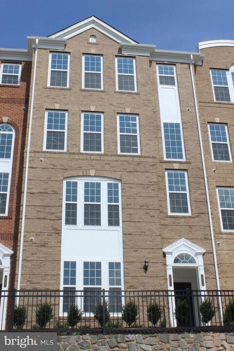 20597 Geddes Terrace in Ashburn, VA - Foto de edificio