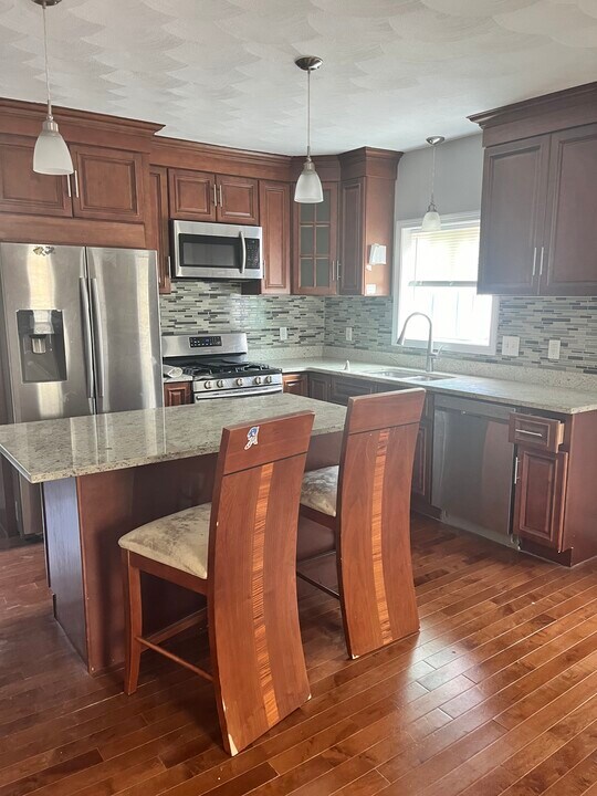 105 Victoria Ave in Cranston, RI - Building Photo