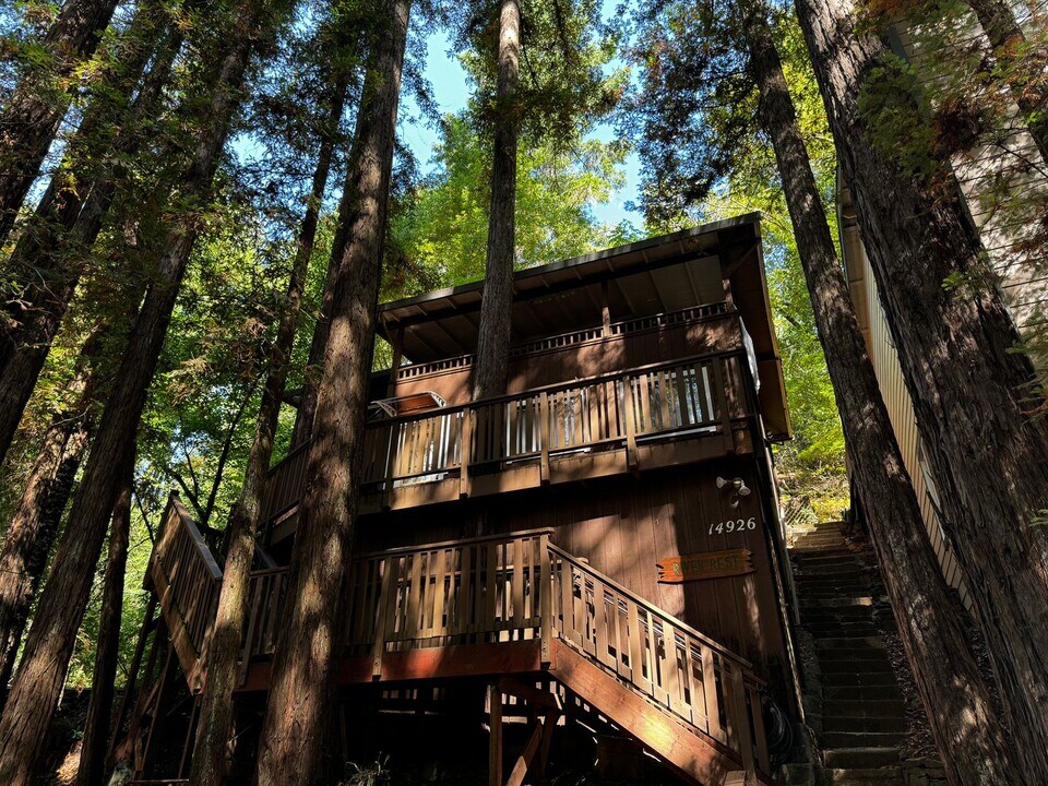 14926 Canyon 1 Rd in Rio Nido, CA - Building Photo