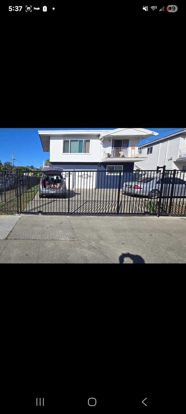 2008 81st Ave, Unit 2 in Oakland, CA - Building Photo - Building Photo