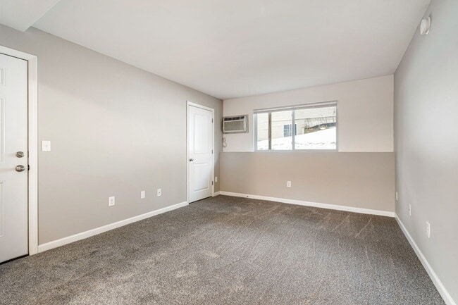 835 Grand Ave NE, Unit D in Grand Rapids, MI - Foto de edificio - Building Photo