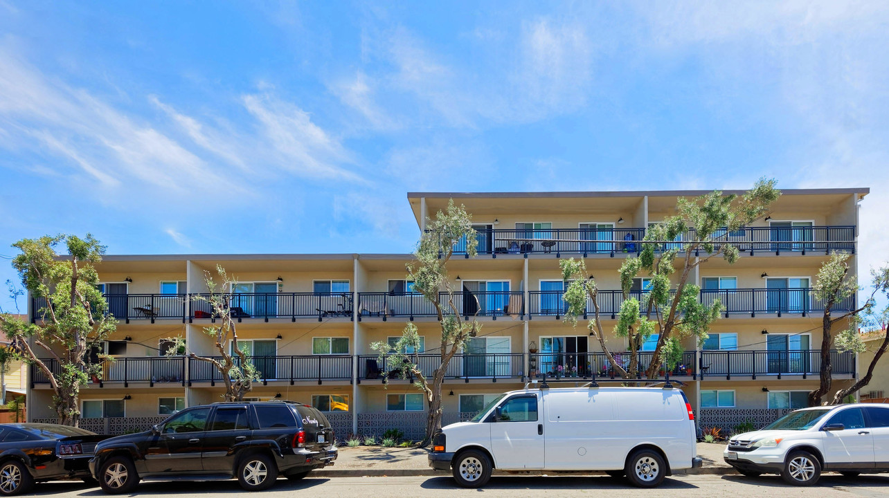 Villa Esta Apartments in San Leandro, CA - Building Photo