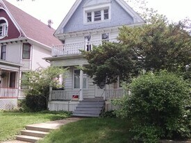 1927 E Newberry Blvd, Unit 1927a E Newberry Blvd in Milwaukee, WI - Building Photo