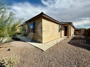 8768 E Stone Meadow Cir in Tucson, AZ - Building Photo - Building Photo