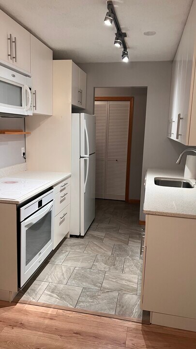 924 Westbrooke Way, Unit 2 in Hopkins, MN - Building Photo