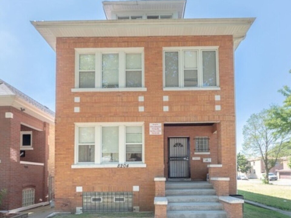 8204 S Marquette Ave in Chicago, IL - Building Photo