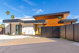 8325 E Wethersfield Rd in Scottsdale, AZ - Building Photo - Building Photo