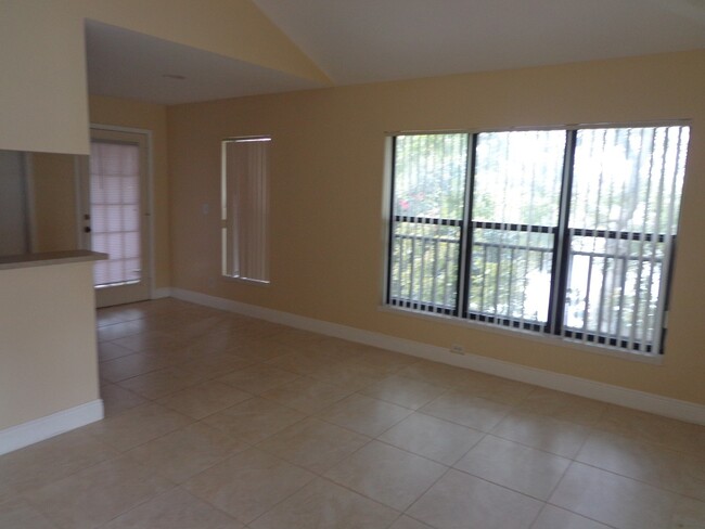 8775 NW 39th St in Sunrise, FL - Building Photo - Building Photo