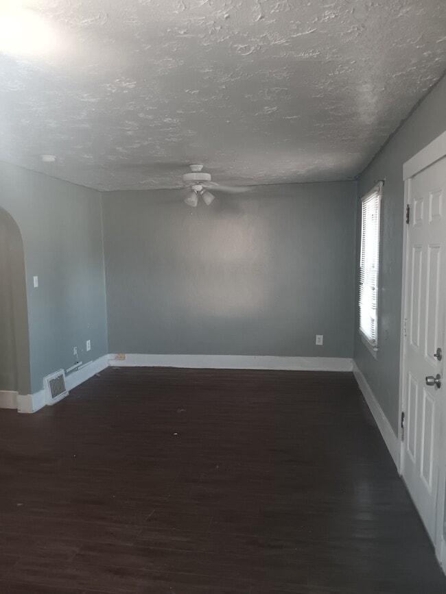 property at 714 E Oak St