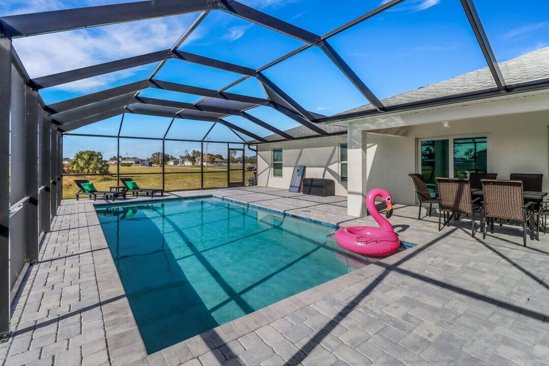 2122 NE 7th Ave in Cape Coral, FL - Building Photo