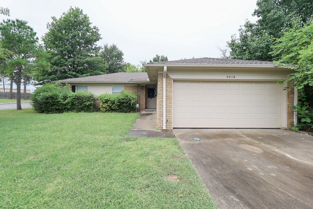 3016 S Elm Ave in Broken Arrow, OK - Foto de edificio