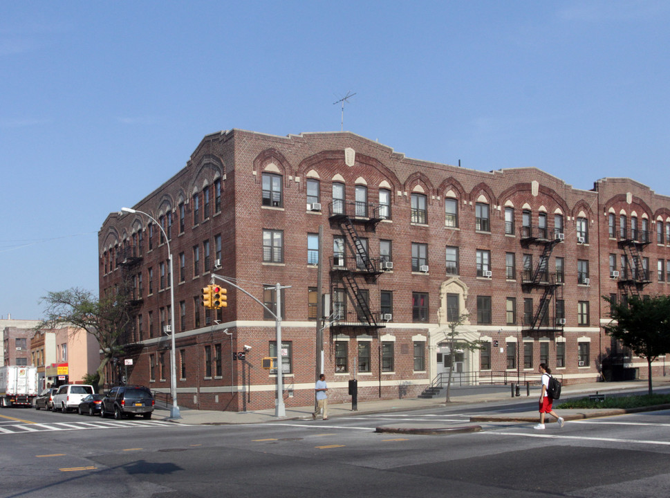 660 Howard Ave in Brooklyn, NY - Building Photo