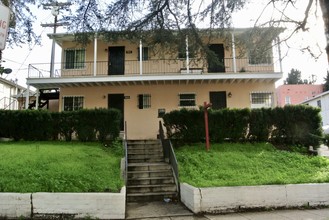 3814 Country Club Dr in Los Angeles, CA - Foto de edificio - Building Photo