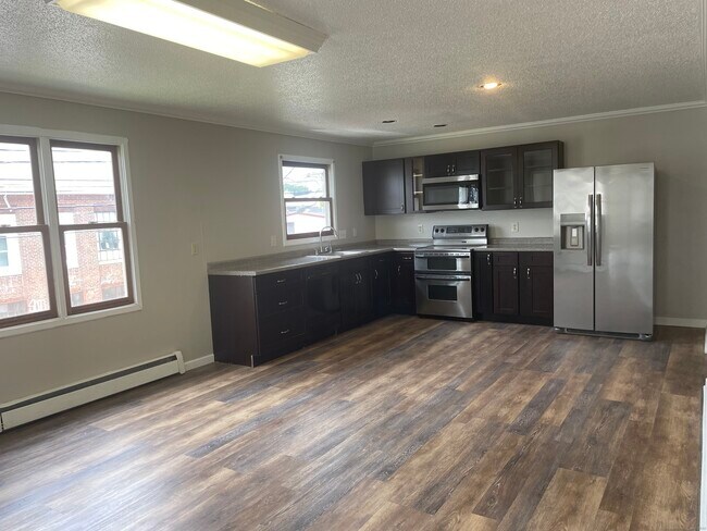 62 Woodland St-Unit -1B in New Britain, CT - Building Photo - Building Photo