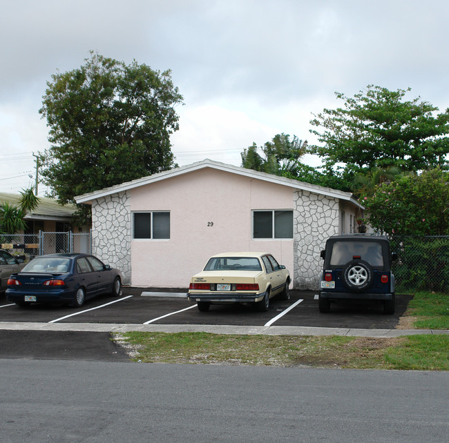 25-29 NE 1st Ct in Dania Beach, FL - Building Photo - Building Photo