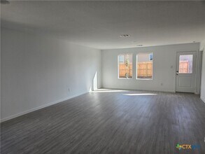 156 Wolf Crest Blvd in Seguin, TX - Foto de edificio - Building Photo