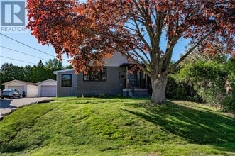 1041 Shepherds Dr in Burlington, ON - Building Photo - Building Photo